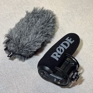 RØDE VideoMic Pro+ Black Microphone with Gray Windscreen AND BATTERY